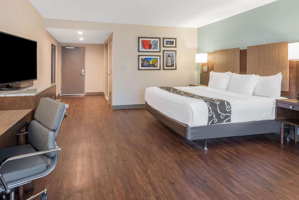 La Quinta Inn & Suites by Wyndham Aberdeen APG - photo 20