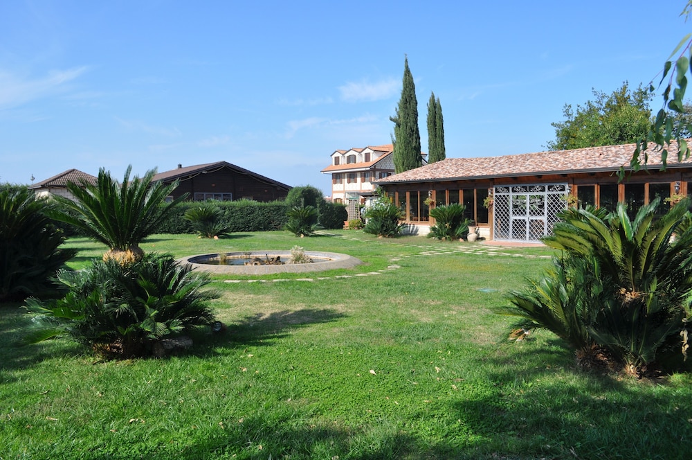 Agriturismo La Colombaia — 4-Star Luxury Hotel in Capua, Italy