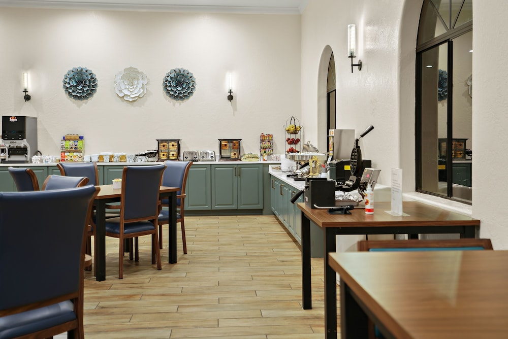 La Fuente Inn & Suites - photo 33
