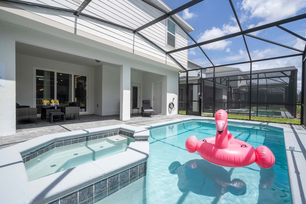 Stunning 7Bd Jacuzzi Pool Close to Disney Windsor Cay 16217 in Clermont, United States