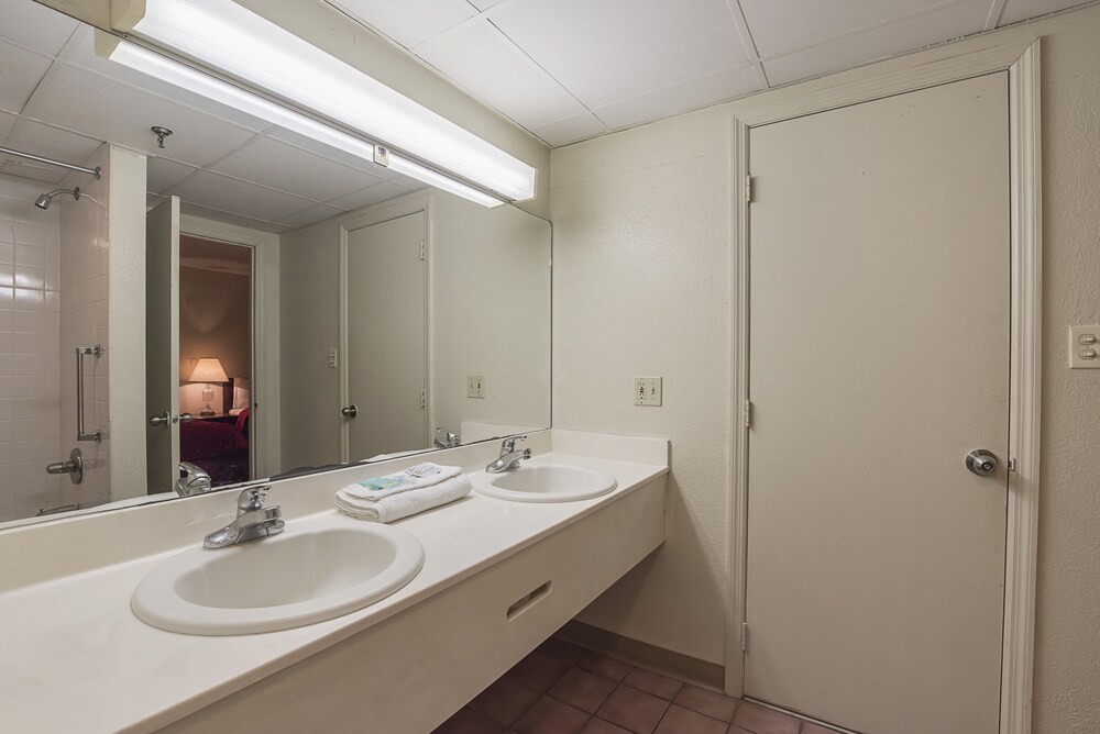 Bear Mount Inn & Suites - photo 48