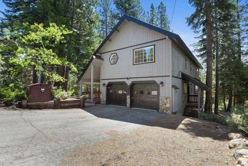 Tahoe Vista Home w Spa close to Northstar & Lake — 4-Star Luxury Hotel in Tahoe Vista, United States