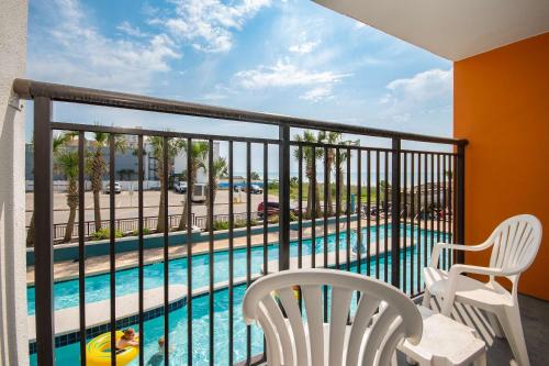 Oceanview & New Queen Beds Pools Galore Cool Retro Vibe M21 — 4-Star Luxury Hotel in Myrtle Beach, United States