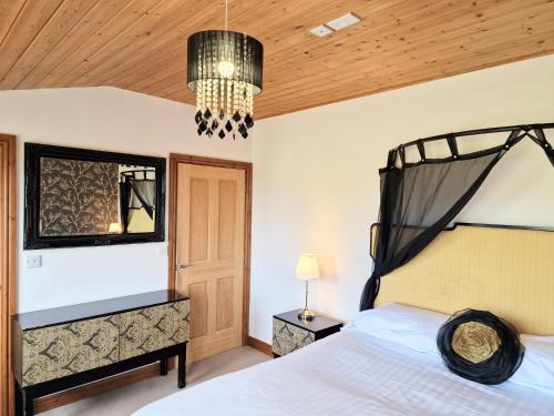 Torridon 12 with Private Hot Tub Fife Loch Leven Lomond Hills — hotel in Kelty