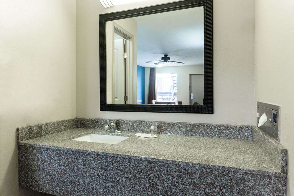Days Inn by Wyndham Forest - photo 16