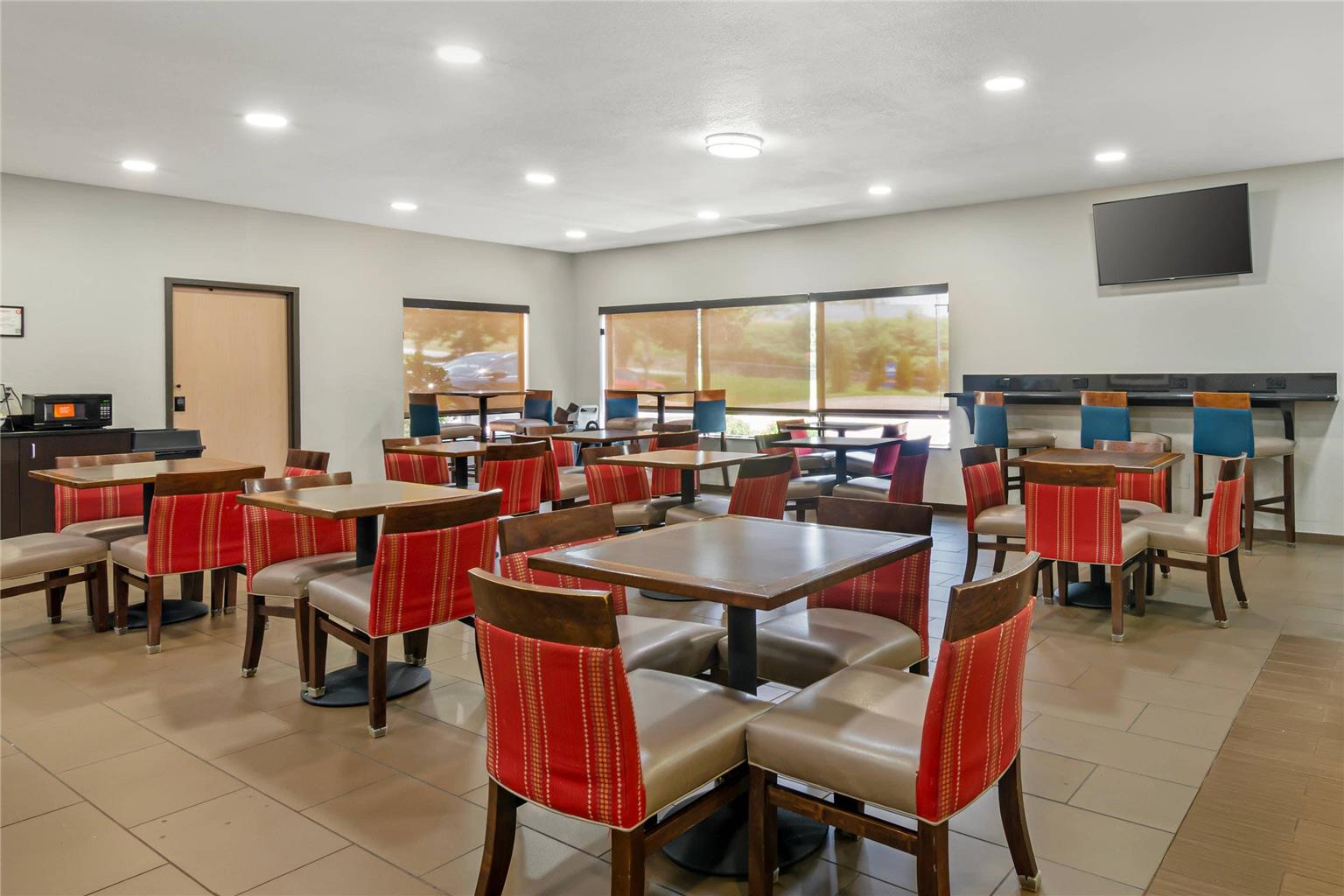 Comfort Inn & Suites Kansas City Northeast - photo 32
