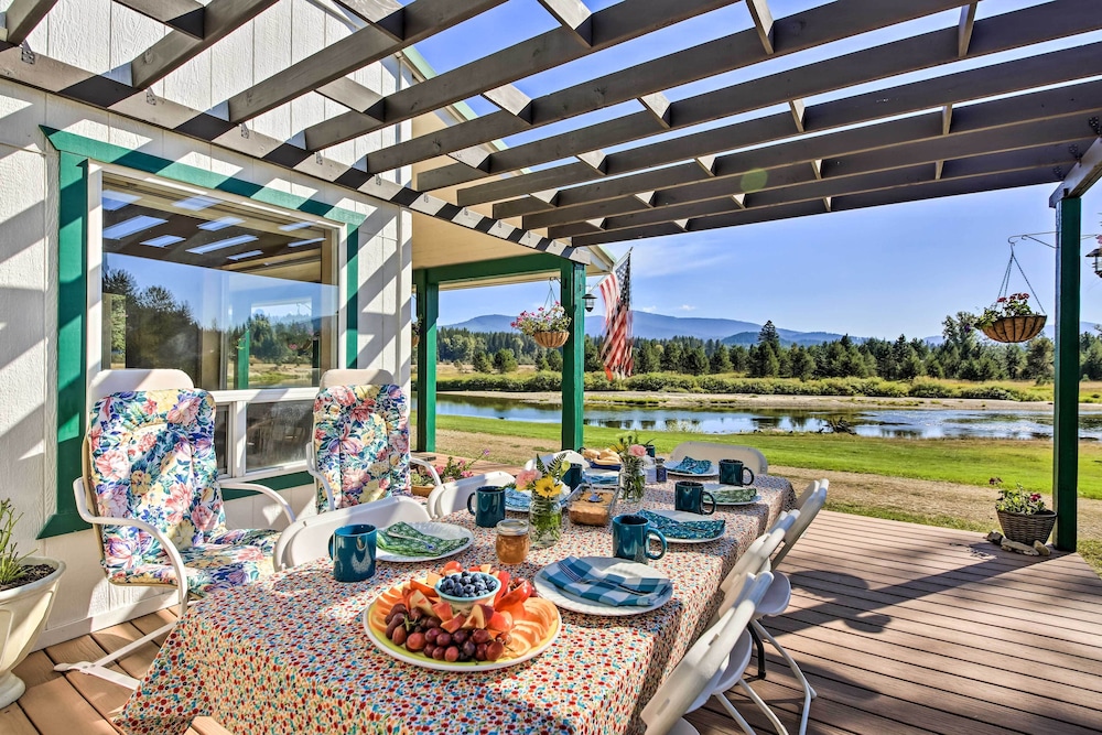Family Home with Stunning River and Mountain View — 4-Star Luxury Hotel in Priest River, United States