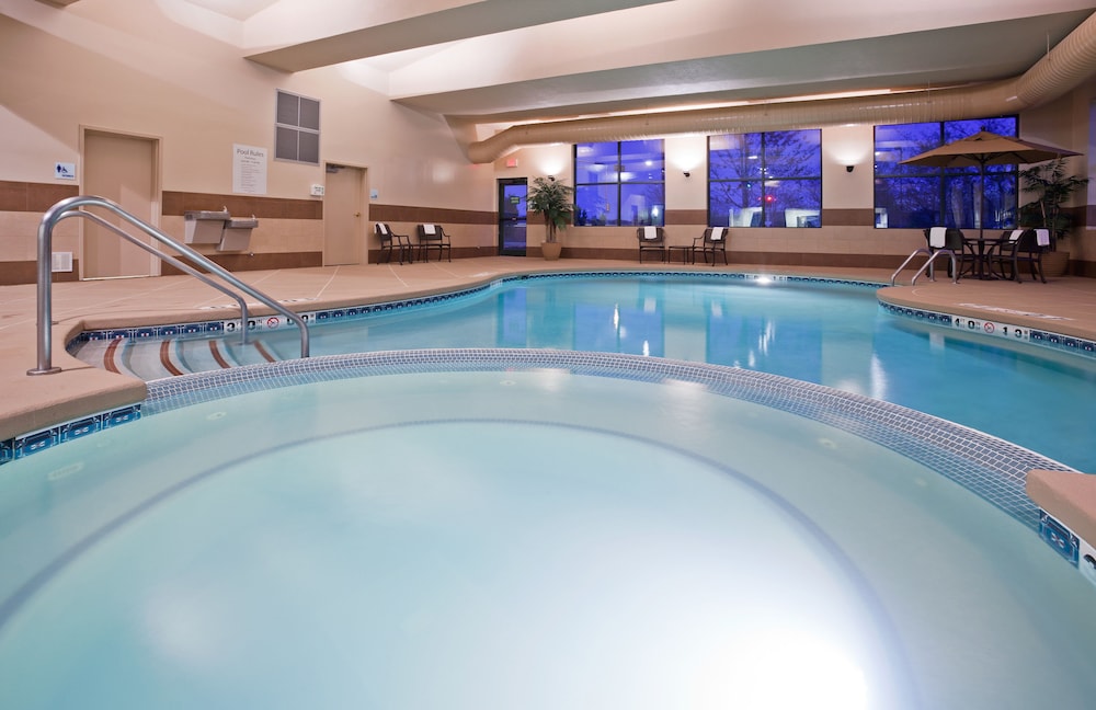 Holiday Inn Express & Suites New Berlin by IHG - photo 25
