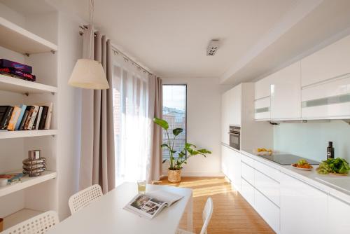 Spacious apartment close to Main Station Galeria Krakowska — 4-Star Luxury Hotel in Krakow, Poland