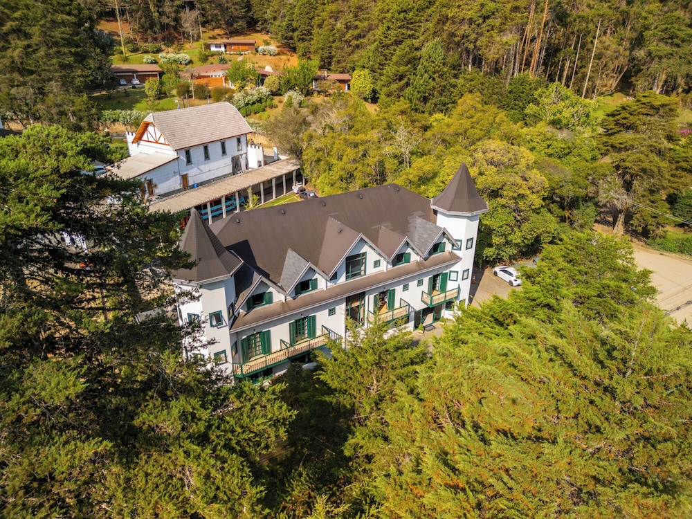 Castelo Piazzale by Concavus in Campos Do Jordao, Brasil