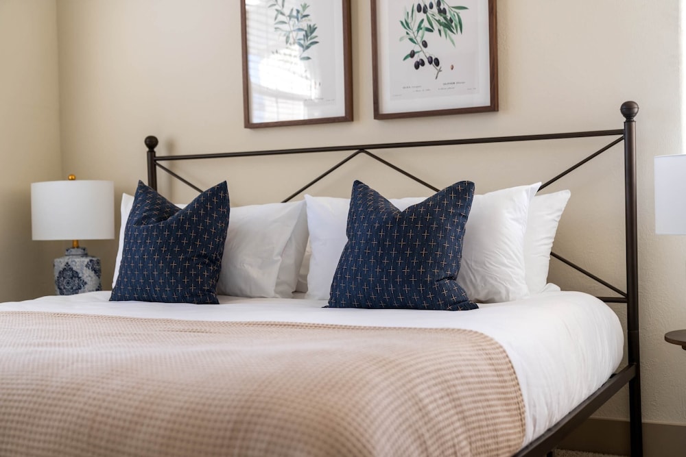 Fiano by Avantstay Centrally Located Haven w Stunning Courtyard & Pool Table - photo 6