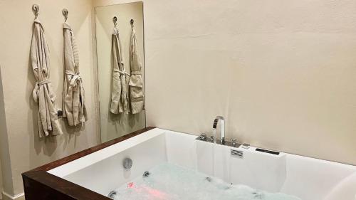 Logement raffinè avec jacuzzi & terrase Guèliz — 4-Star Luxury Hotel in Marrakesh, Morocco