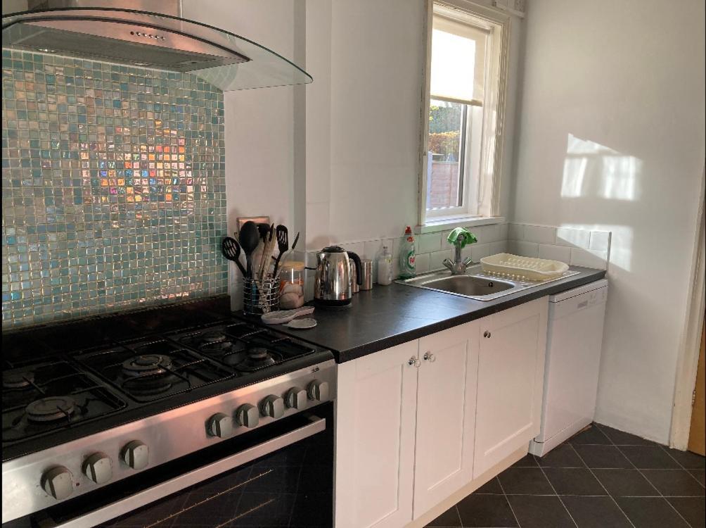 Large 5 Bed House in Scarborough Near the Beach Large Garden & Hot Tub