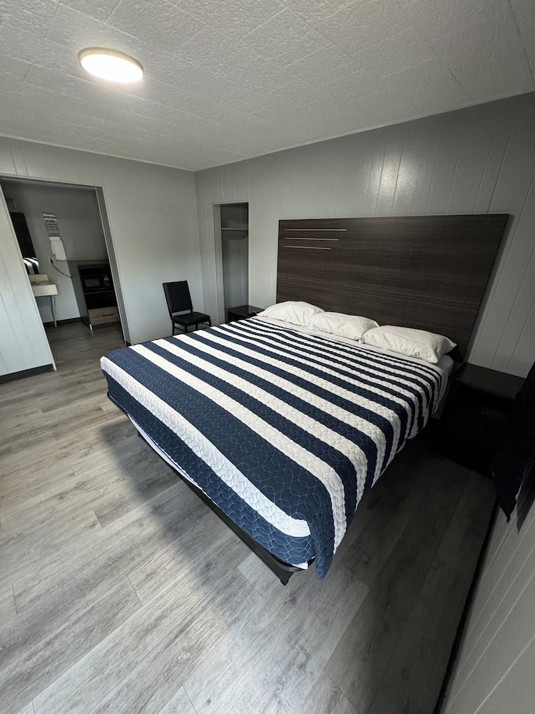 Acorn Motel - photo 10