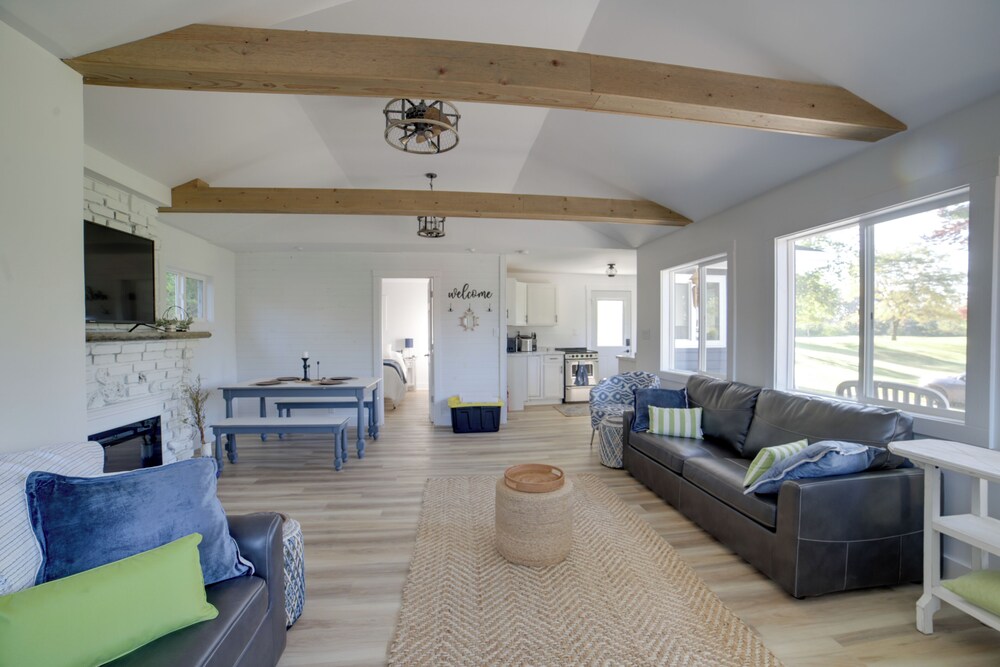 Stylish Grass Lake Retreat Steps to Park — hotel in Grass Lake