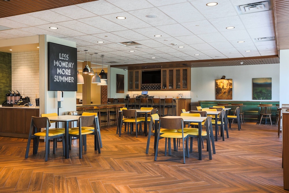 Fairfield Inn & Suites by Marriott Marquette - photo 36