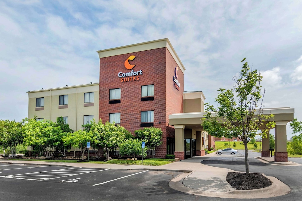 Comfort Suites Speedway Kansas City - photo 36