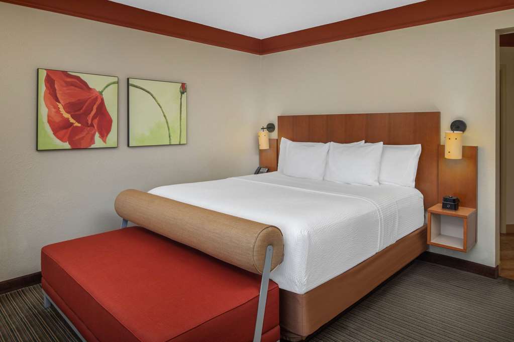 La Quinta Inn & Suites by Wyndham Atlanta Ballpark Galleria - photo 32