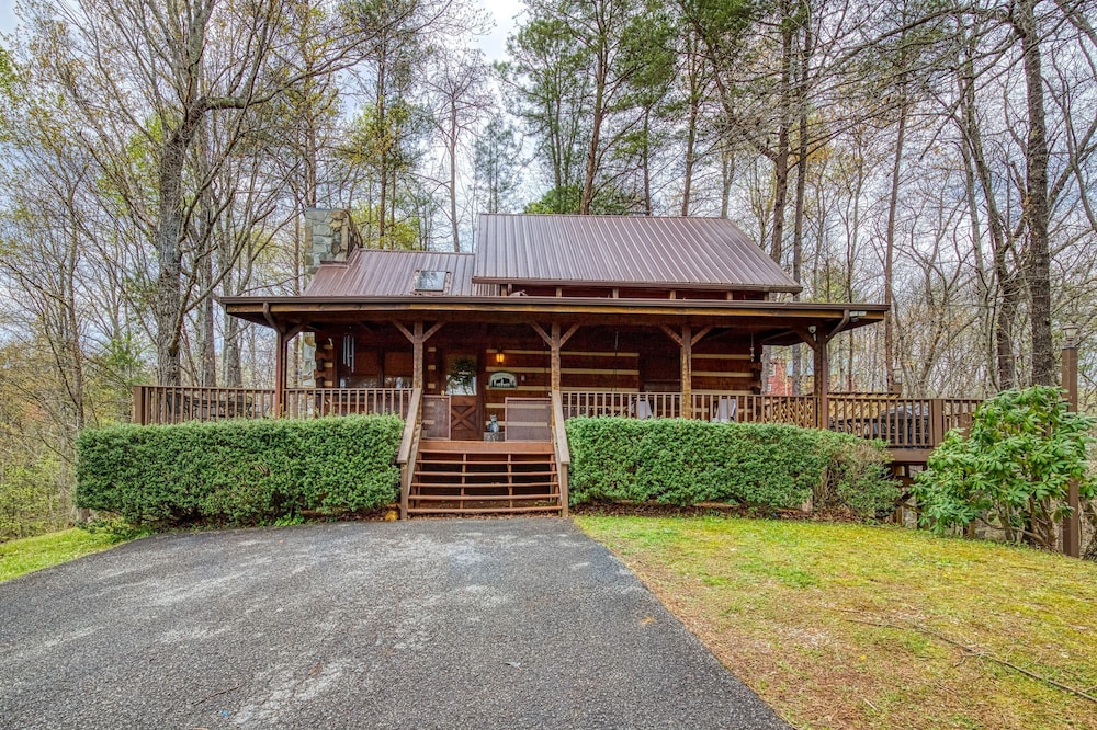 Laceys Place by Beyond Expectations w Hot Tub — 4-Star Luxury Hotel in Sevierville, United States