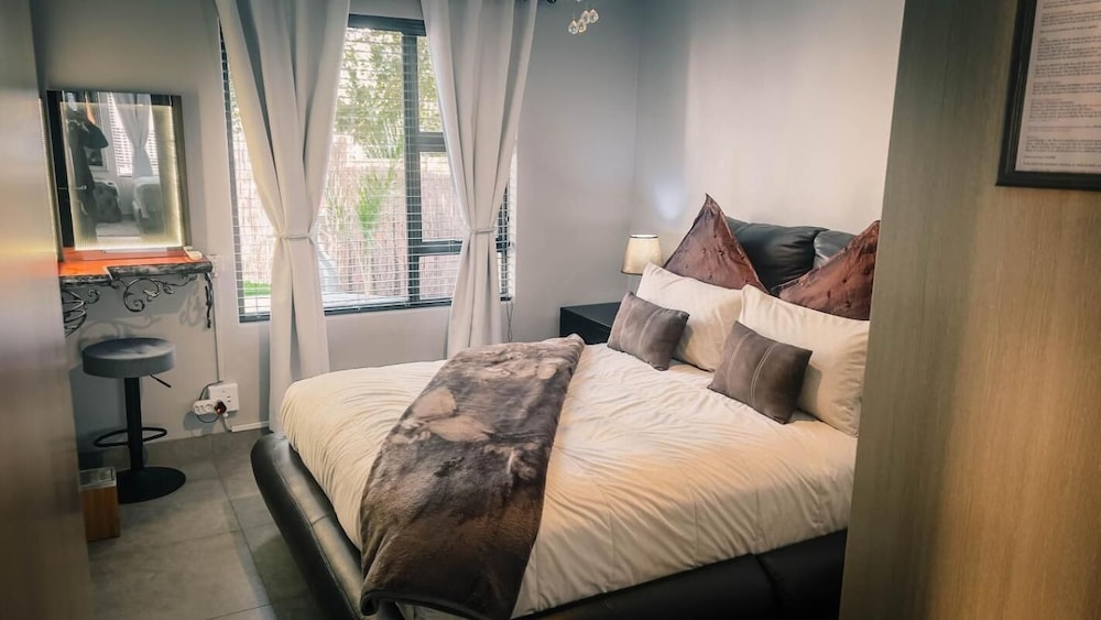 Luxury 2 Bedroom Airport Retreat Heated Pool 7 min from OR Tambo — 4-Star Luxury Hotel in Benoni, South Africa
