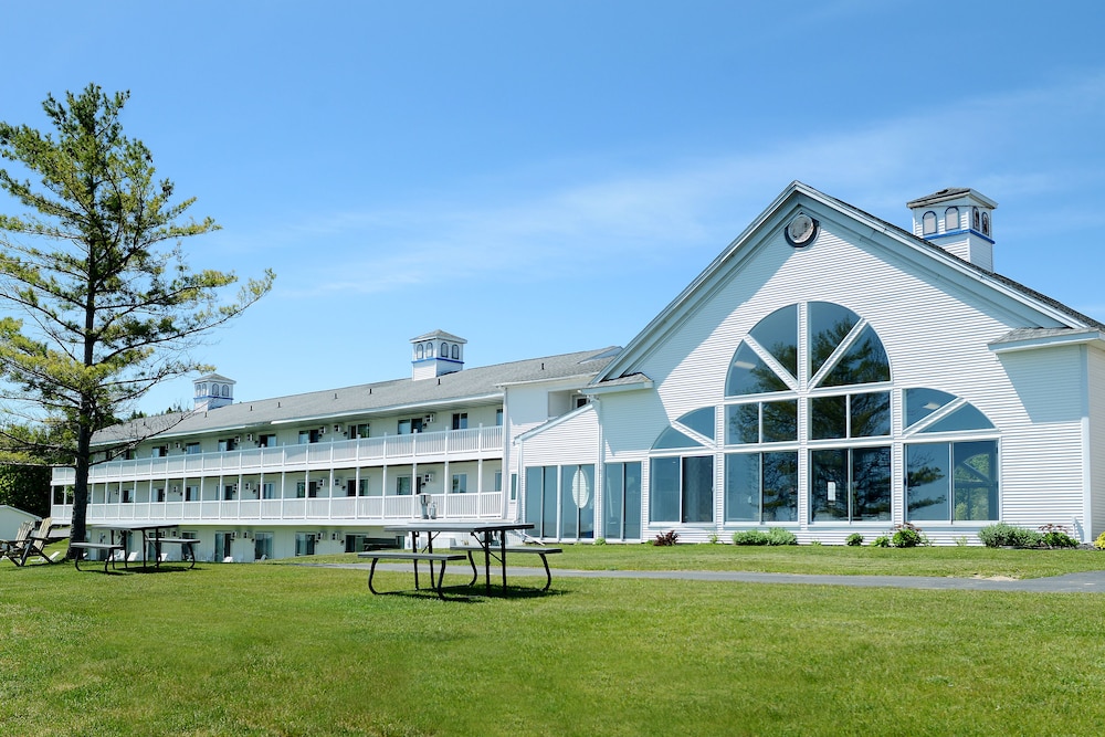 Baymont by Wyndham St. Ignace Lakefront - photo 41