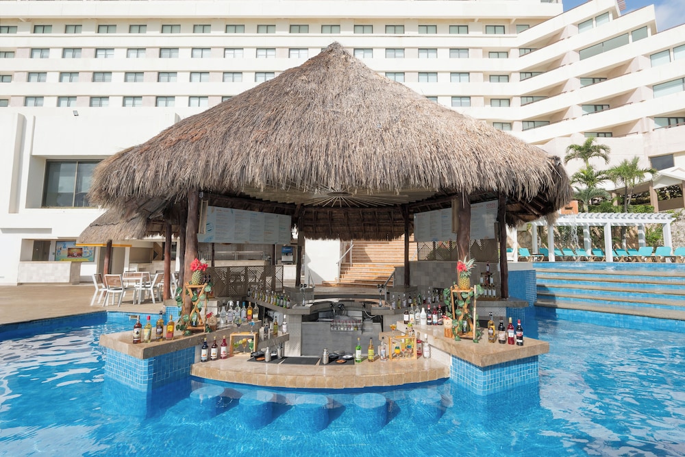 Swim-up bar