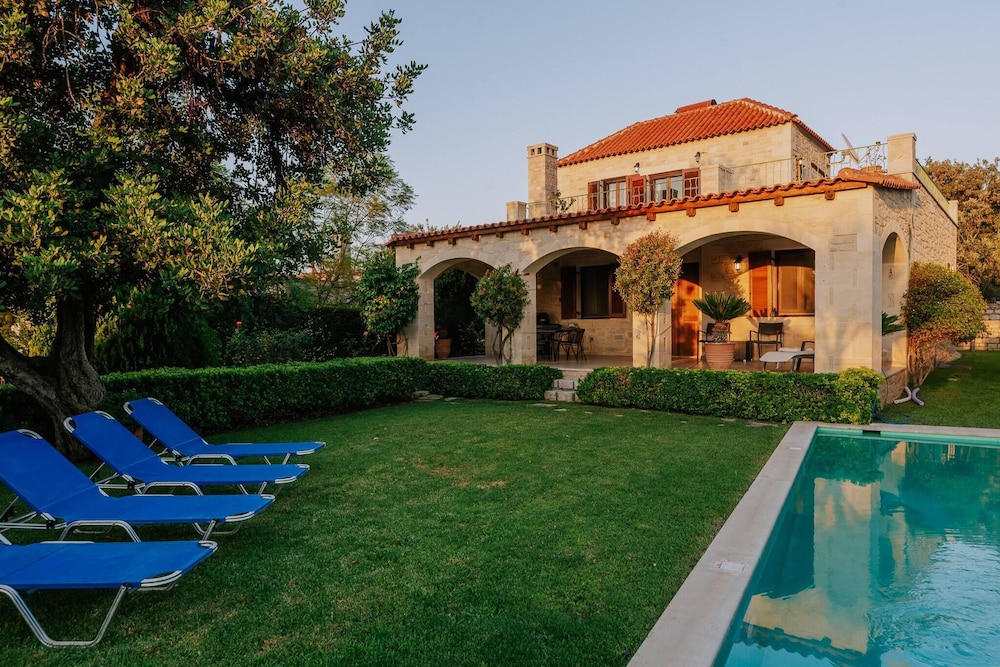 Villa Arianna With Breathtaking View Near Rethymno — 4-Star Luxury Hotel in Rethymno, Greece