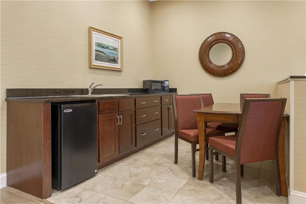 Best Western Plus Vineyard Inn & Suites - photo 40