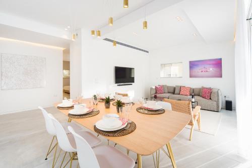 Spacious & Design 2BDR near Gordon Beach — 4-Star Luxury Hotel in Tel Aviv, Israel