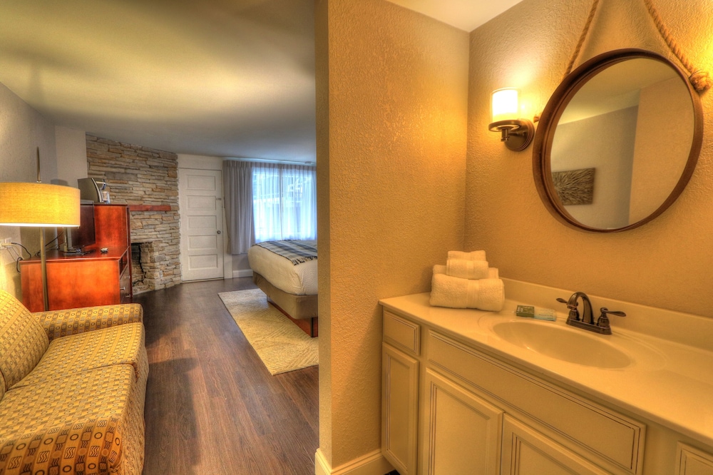 River Edge Inn - photo 11
