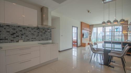 Prime 11 High Floor Over Pool 2 Br 2 Balcony