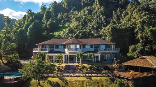 Iro Luxury Retreat — Unknown City