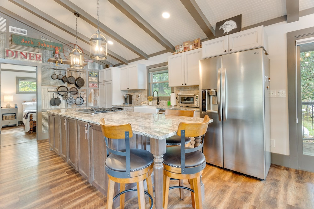 Lakefront Hayesville Retreat with Private Swim Dock — hotel in Hayesville