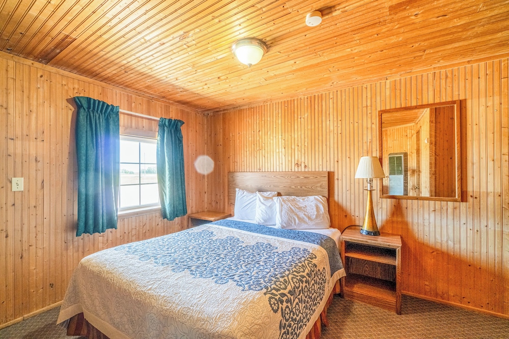 Green Acre Motel by OYO Near Rush County Airport - photo 15