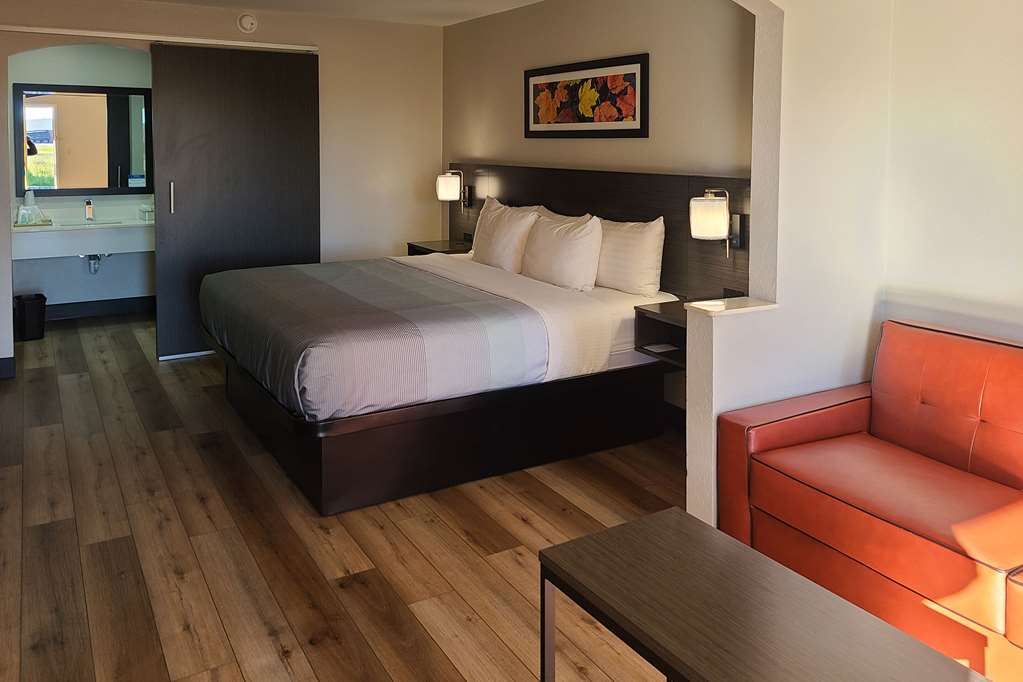Quality Inn & Suites - photo 8