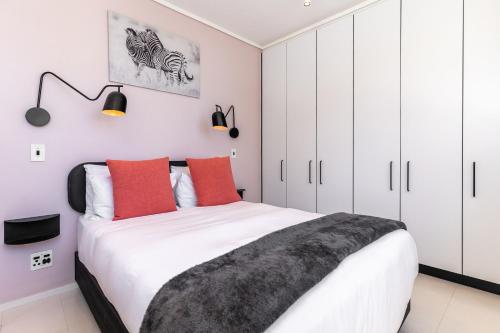 Flamingo 302: Sea Point Aprt with Sea Views