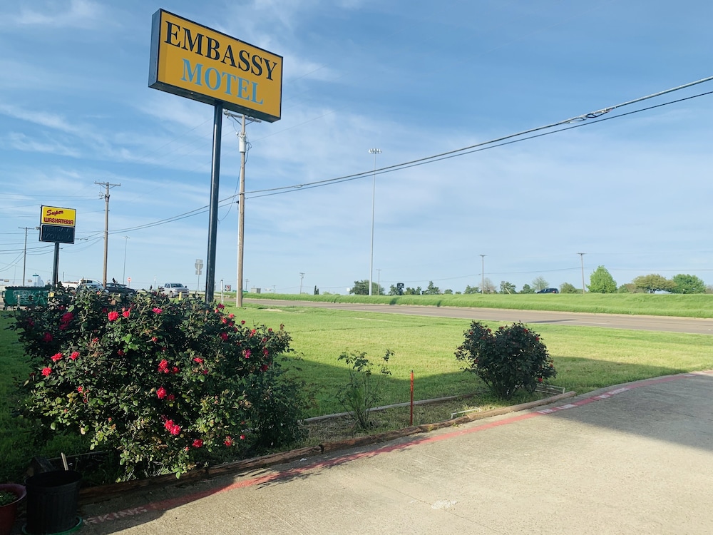 Embassy motel - photo 16
