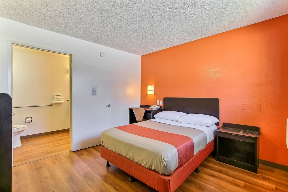 Motel 6 Oakland Airport - photo 23
