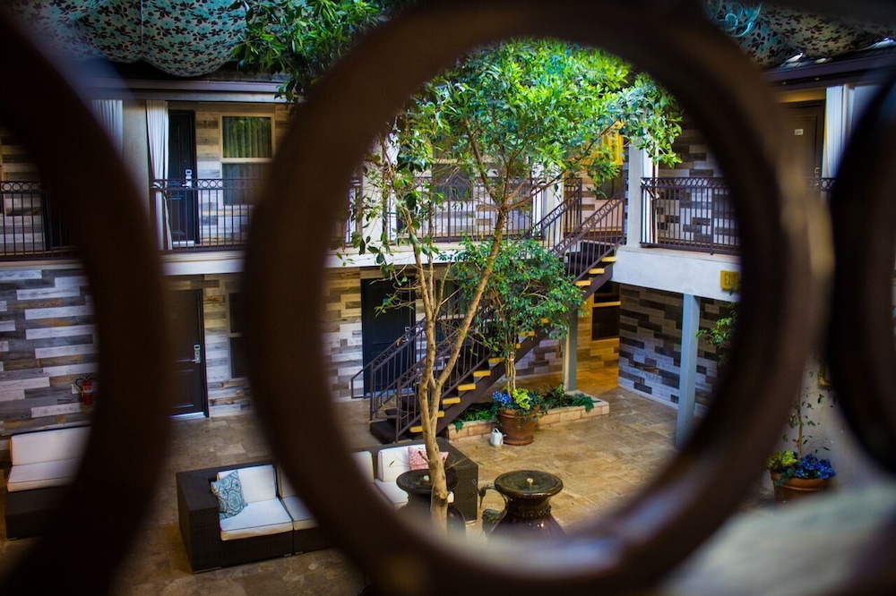 L.A. Sky Boutique Hotel - photo 35