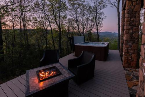Black Mountain Log Cabin Secluded Pet friendly 3BD with Hot Tub & Views — 4-Star Luxury Hotel in Black Mountain, United States