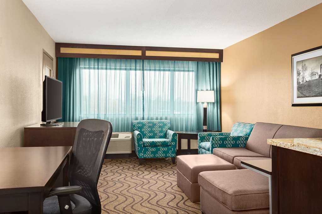 La Quinta Inn & Suites by Wyndham Richmond Midlothian - photo 23