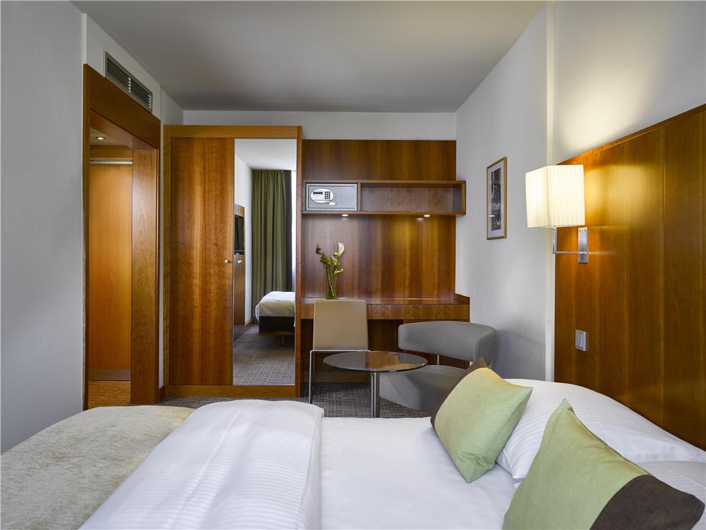 K K am harras Cosy Urban Garden view