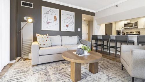 Landing Modern Apartment with Amazing Amenities — 4-Star Luxury Hotel in Denver, United States