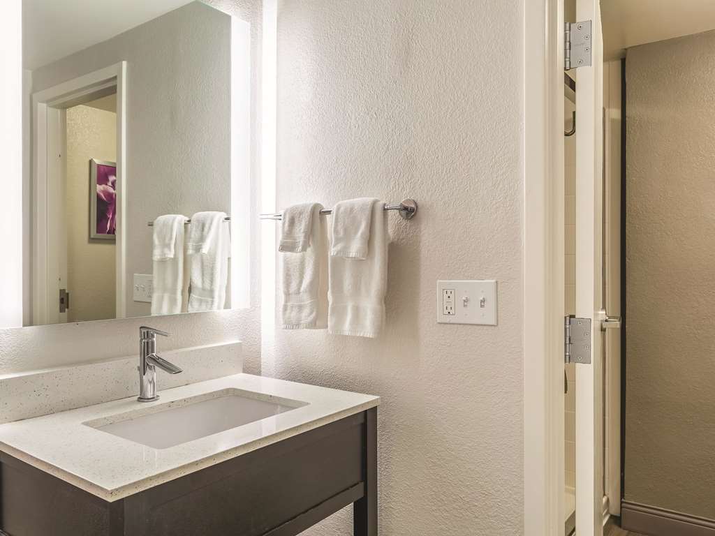 La Quinta Inn & Suites by Wyndham Columbia Fort Meade - photo 31