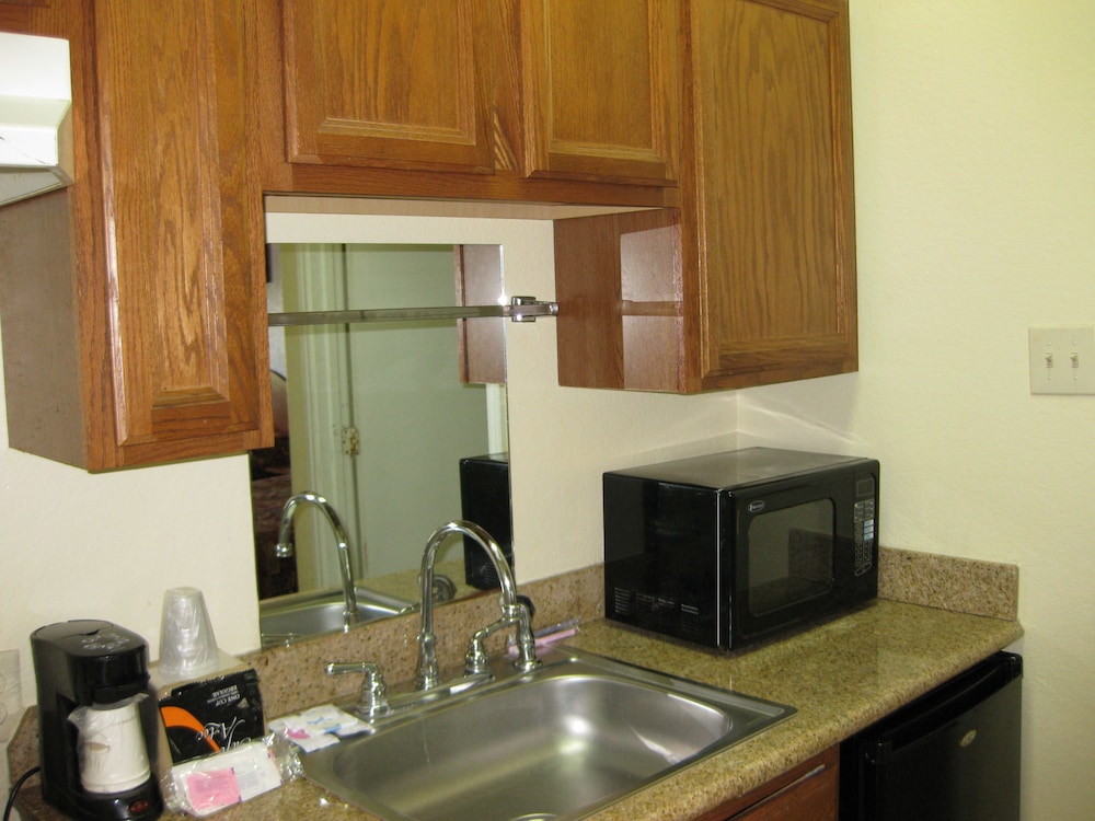 Scottish Inn and Suites - photo 10