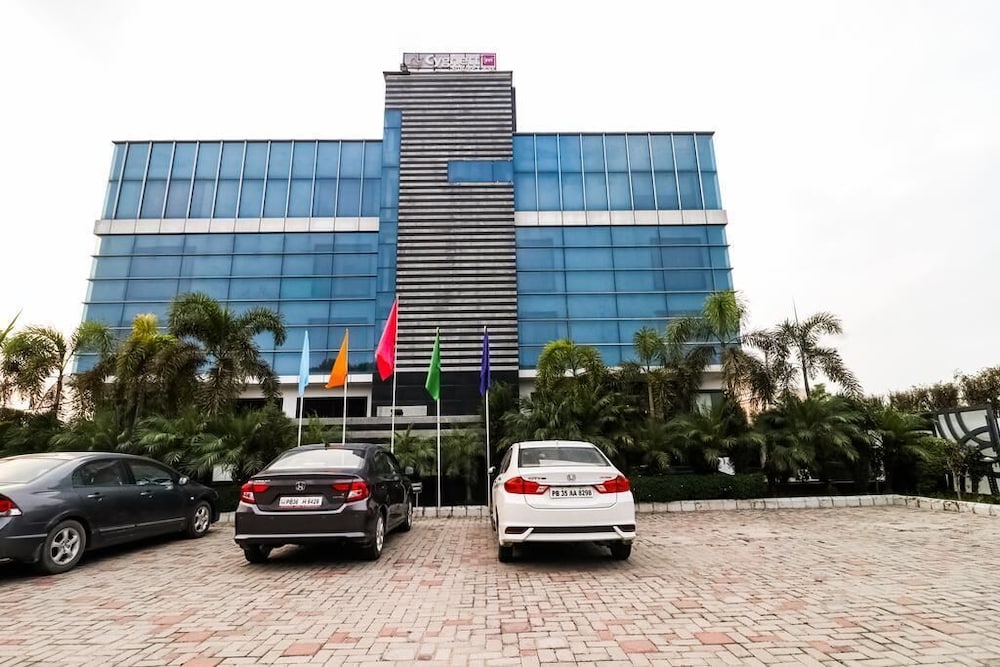 La Silver Leaf — hotel in Nawanshahr