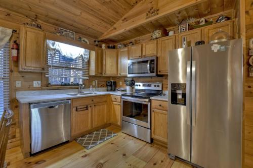 Talking Leaves Hot tub firepit and comfy king beds in Ellijay, United States