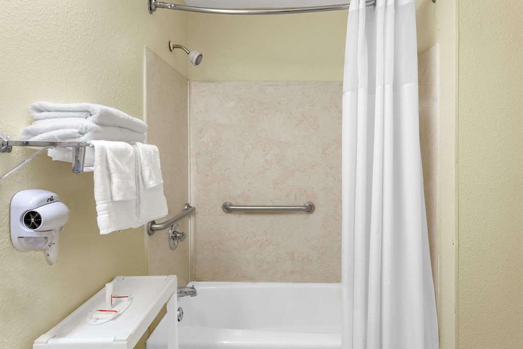 Days Inn by Wyndham Columbia NE Fort Jackson - photo 6