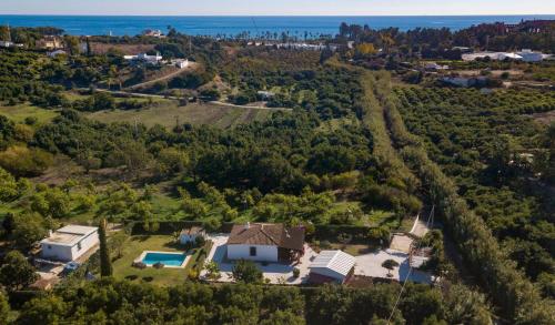 Villa con piscina cerca de la playa — 4-Star Luxury Hotel in Estepona, Spain