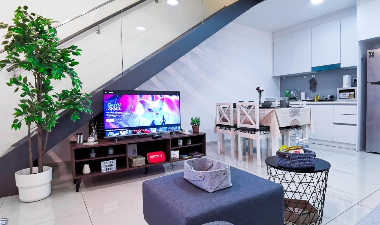 Duplex Industrial Loft 5pax above Eko Cheras Mall — 4-Star Luxury Hotel in Kuala Lumpur, Malaysia